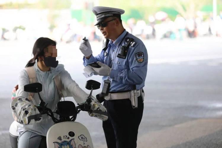 对于电动车上路须戴头盔一事，我内心颇为矛盾。
从安全考量，我十分认同。电动车防护