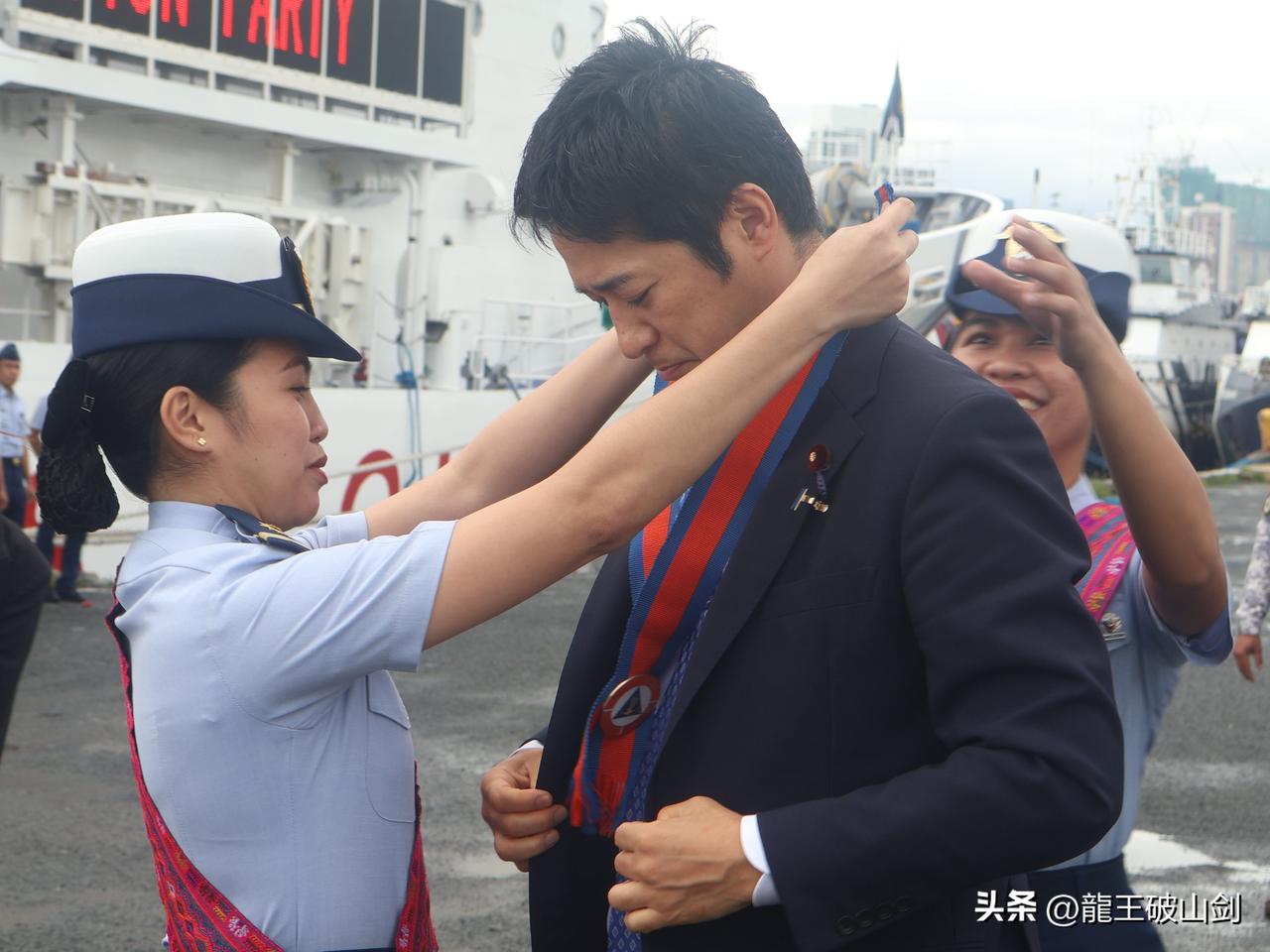 日本右翼，怂恿菲律宾。日本知名右翼藤田文武率领国会议员代表团访问菲律宾，并专程前