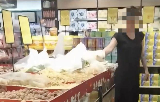 广东，一女子在超市内与他人发生争执后，竟把怀中宠物狗顺手放在了开放式干货架上。画