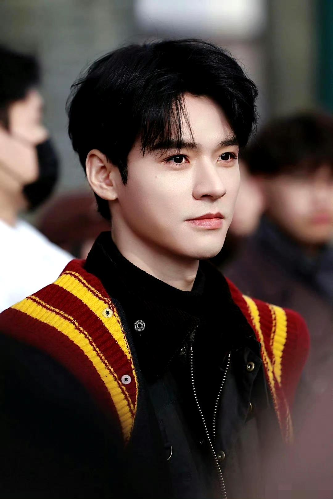 龚俊环球影城vlog来啦！快乐小狗已就位！

只见他全程嘴角上扬，一句“游内我s