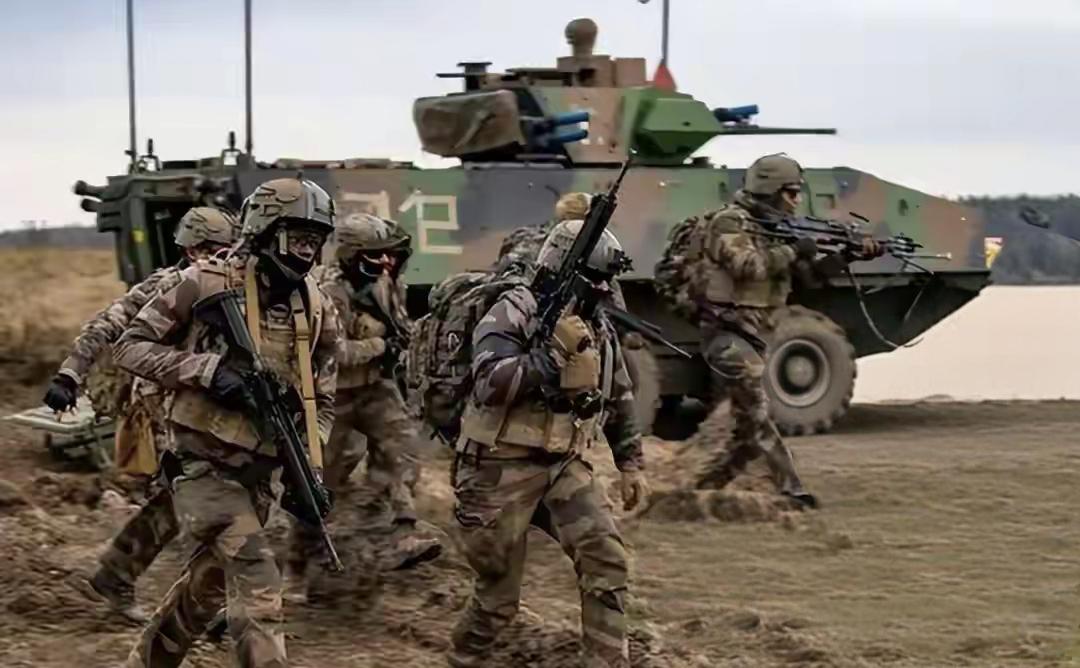 俄军军士长博洛托夫立了大功！他带队侦察时发现乌军突袭部队在森林集结，没贸然开火，