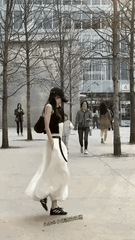 这小姐姐让我想起了一个我喜欢的人。