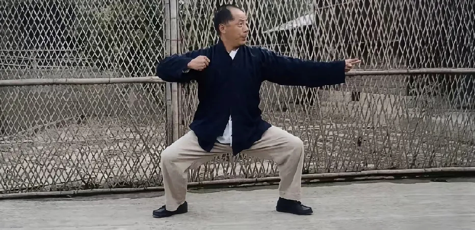 60年代,  被幽禁的张学良在晨起以后打了一套八锦段，锻炼身体时的一幕，被赵一荻
