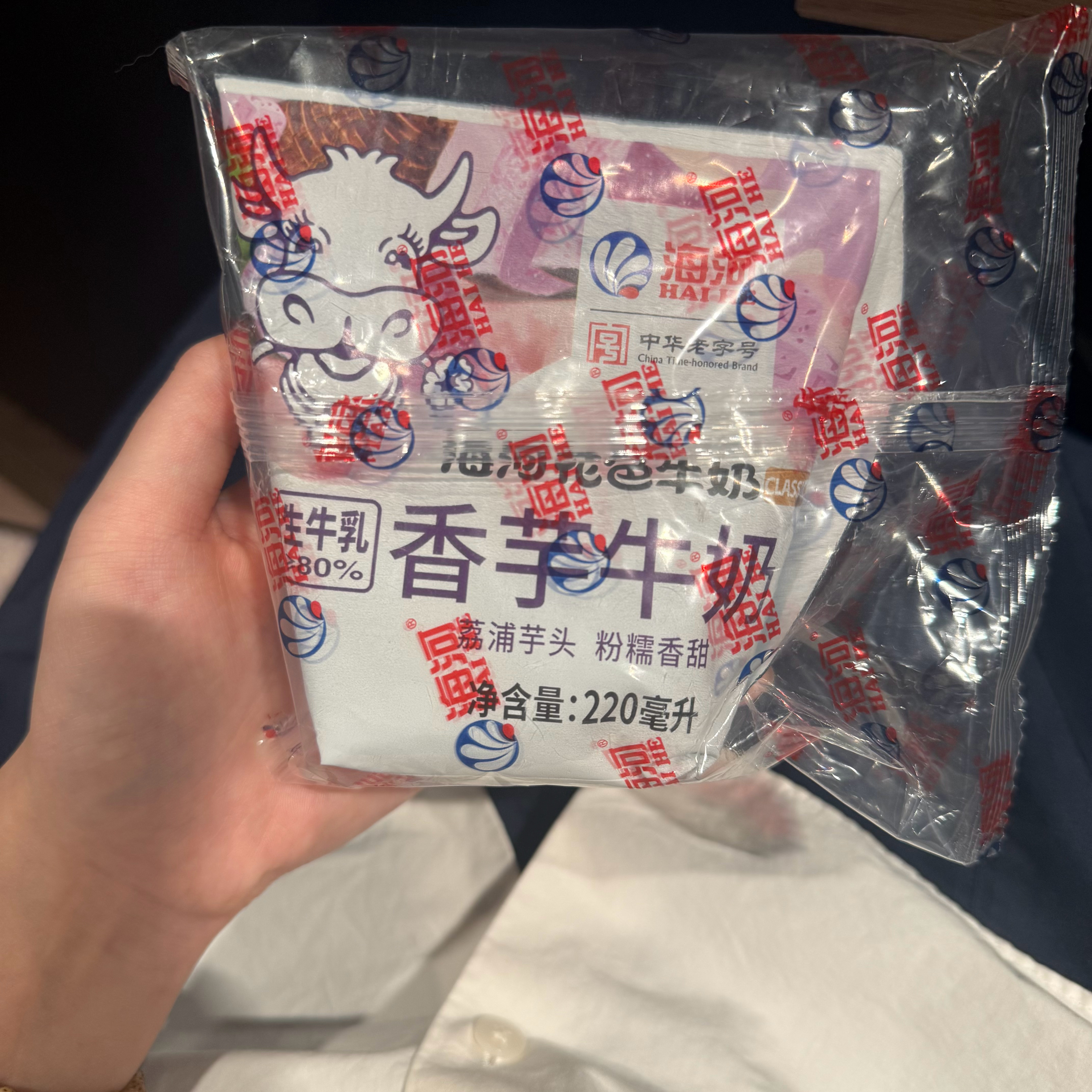 好喜欢啊啊啊好好喝！很像以前那种早餐奶的味道反正是我目前唯一一个真的喜欢喝的！鹅