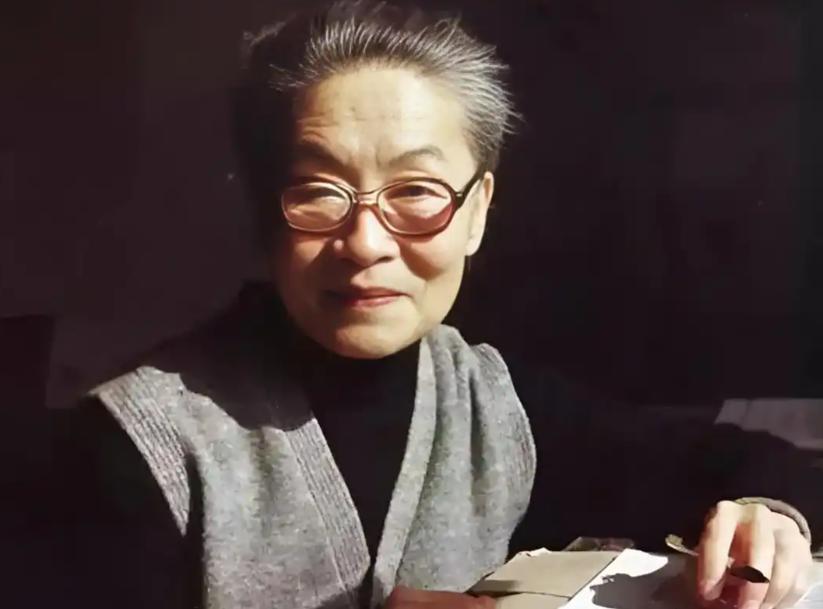 1998年，钱钟书去世后，88岁的费孝通经常来陪杨绛聊天。有一天，杨绛突然自己很