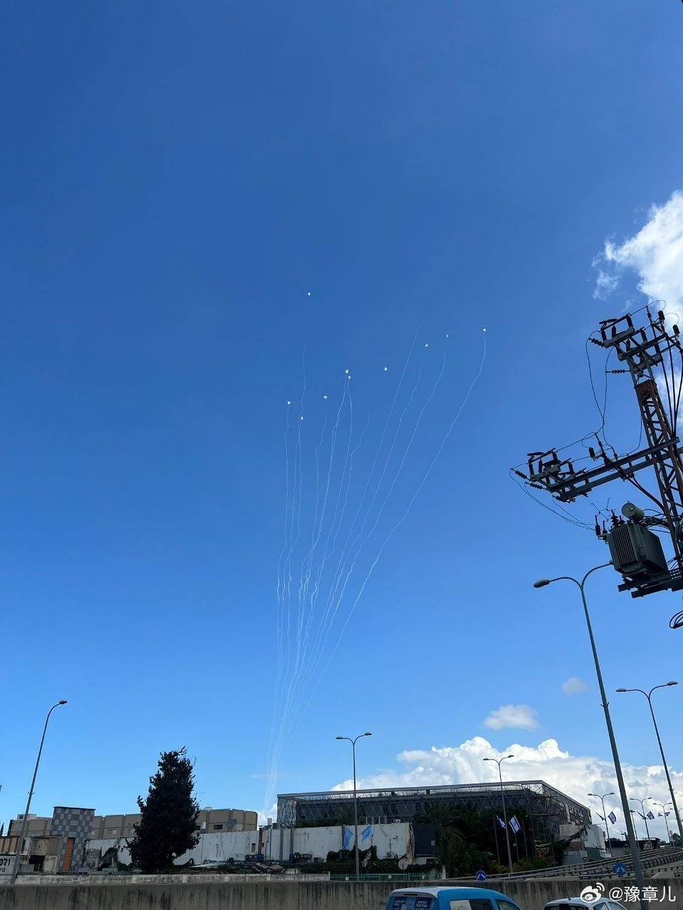 黎巴嫩真主党向以色列北部海法湾地区发射了约30枚远程火箭弹。 