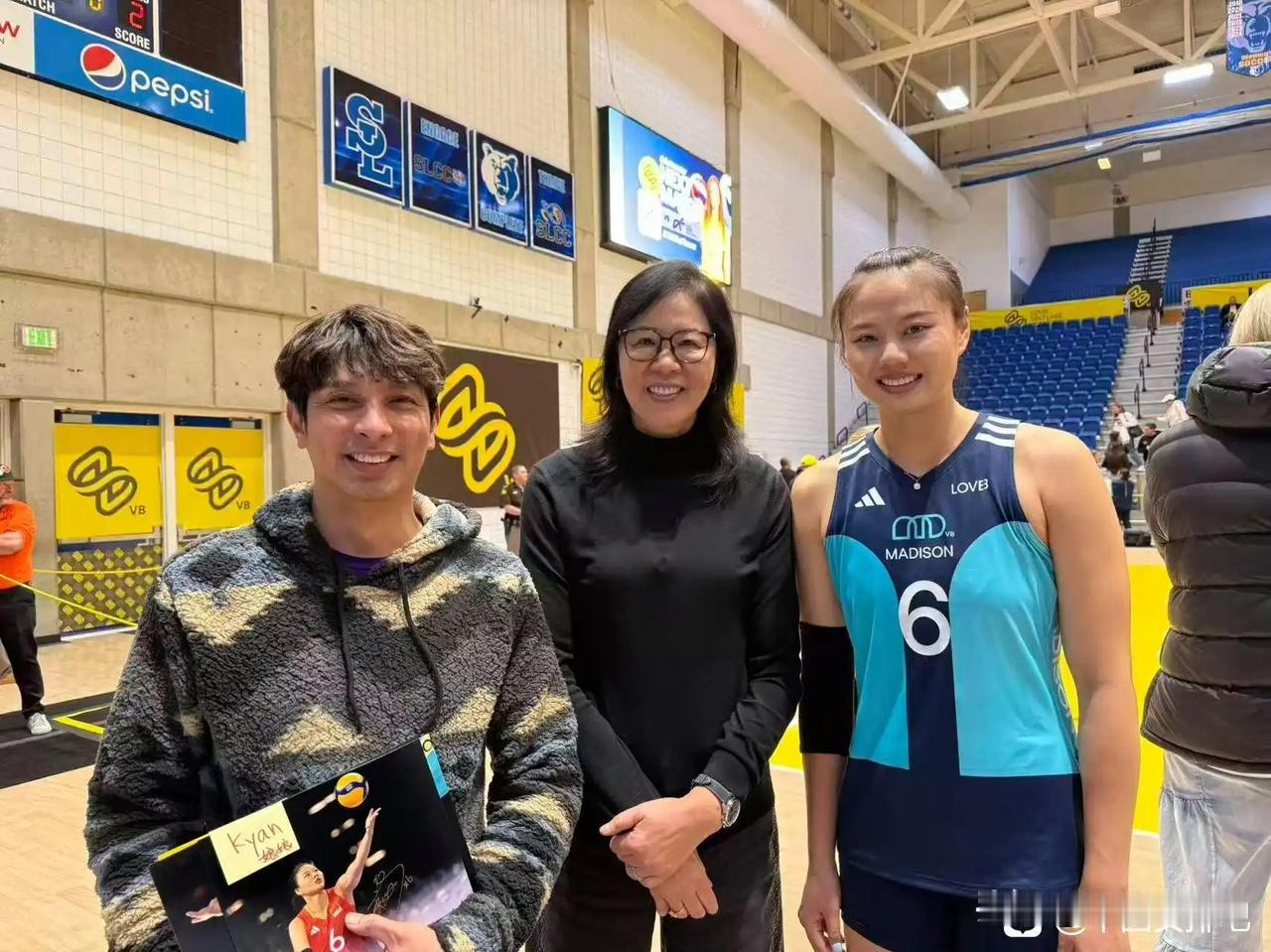 郎平观看自己亲传弟子龚翔宇的比赛

郎平指导在比赛现场观看自己亲传弟子龚翔宇的比