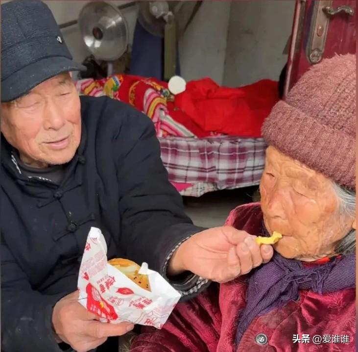 “姐弟情深！”河南，92岁弟弟因想念94岁姐姐，在家人陪同下前去探望，出门前老人