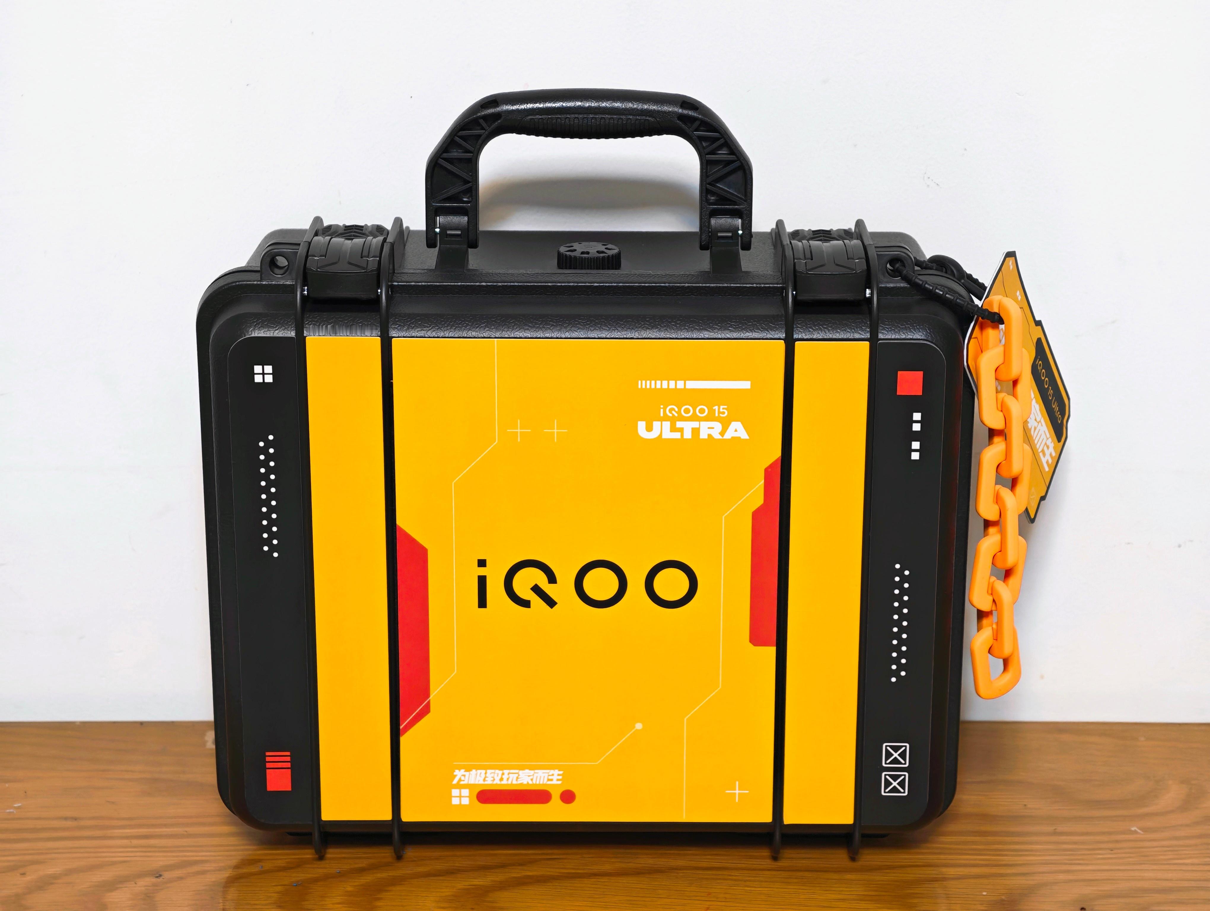 iQOO15Ultra发布会邀请函，竟然给寄来一套直播套装，又是手机支架又是麦克