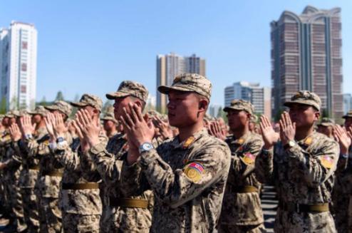 这下朝鲜彻底尴尬了！在近期，有两名在乌克兰被俘的朝鲜士兵已经按照意愿移交给韩国了