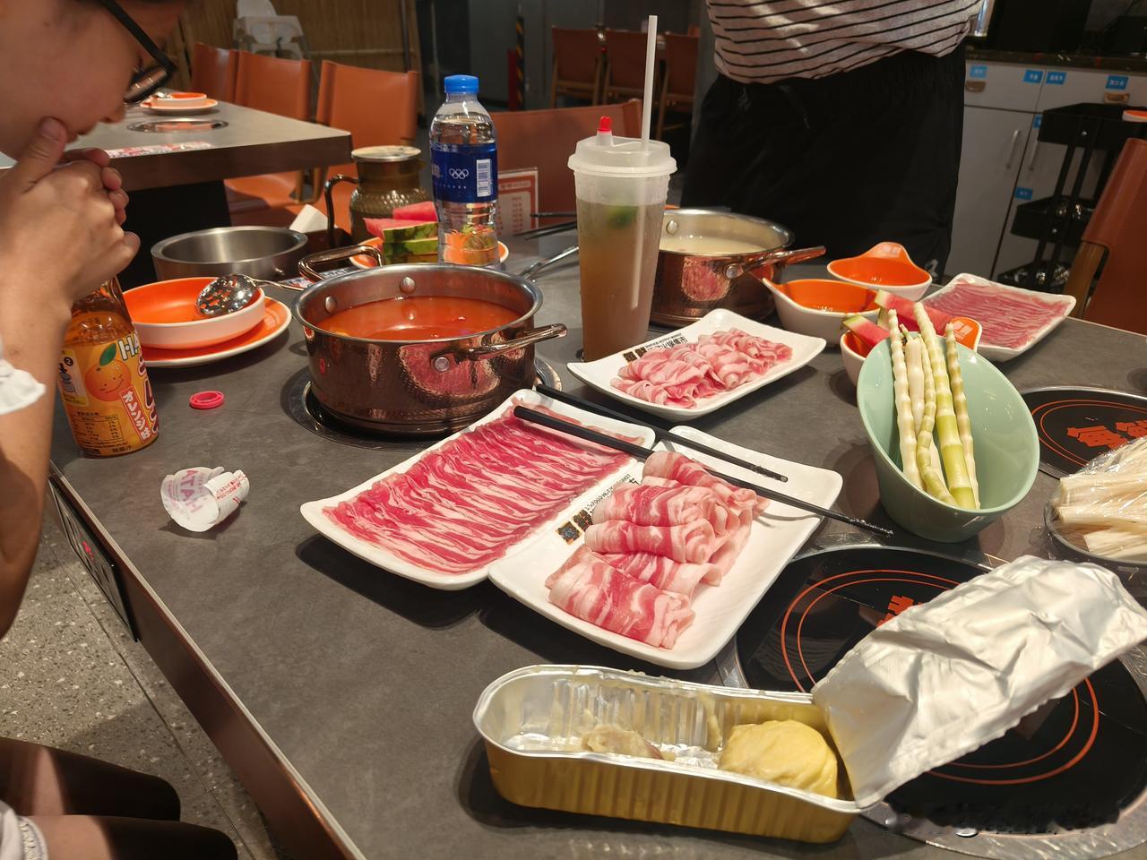 女儿回家告诉我一件很震惊的事。
她同学（5年级小学生），网络上做陪陪赚钱，已经赚