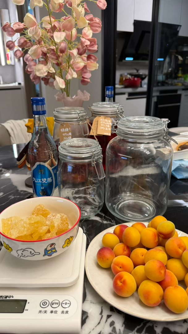 还酿了青梅酒买的胭脂梅特别香特别好闻！期待三个月之后开罐 