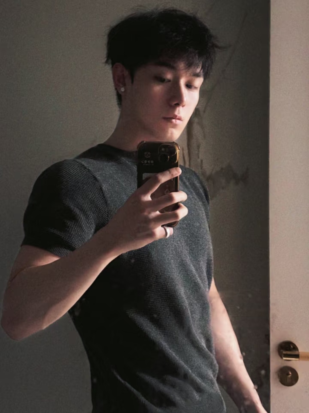我在床上哭了4个小时崩溃了16次 撞了134次墙 幻觉出现2次 幻听出现3次 扇