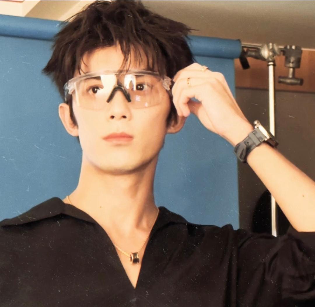 吴磊[超话] 帅气三石弟弟大放送少年感与荷尔蒙并存——吴磊吴磊=我的新晋男友[爱