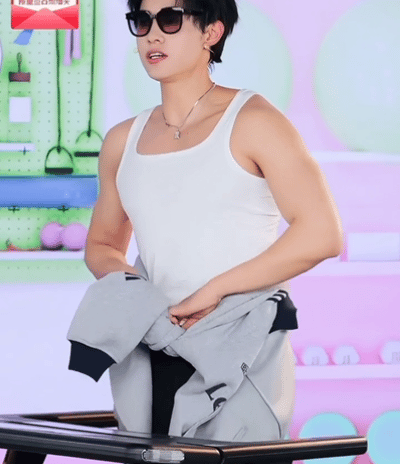 马小宇穿皮衣戴墨镜跑步马小宇建议女生爬坡减肥 马小宇真的太会了，皮衣墨镜慢跑帅气