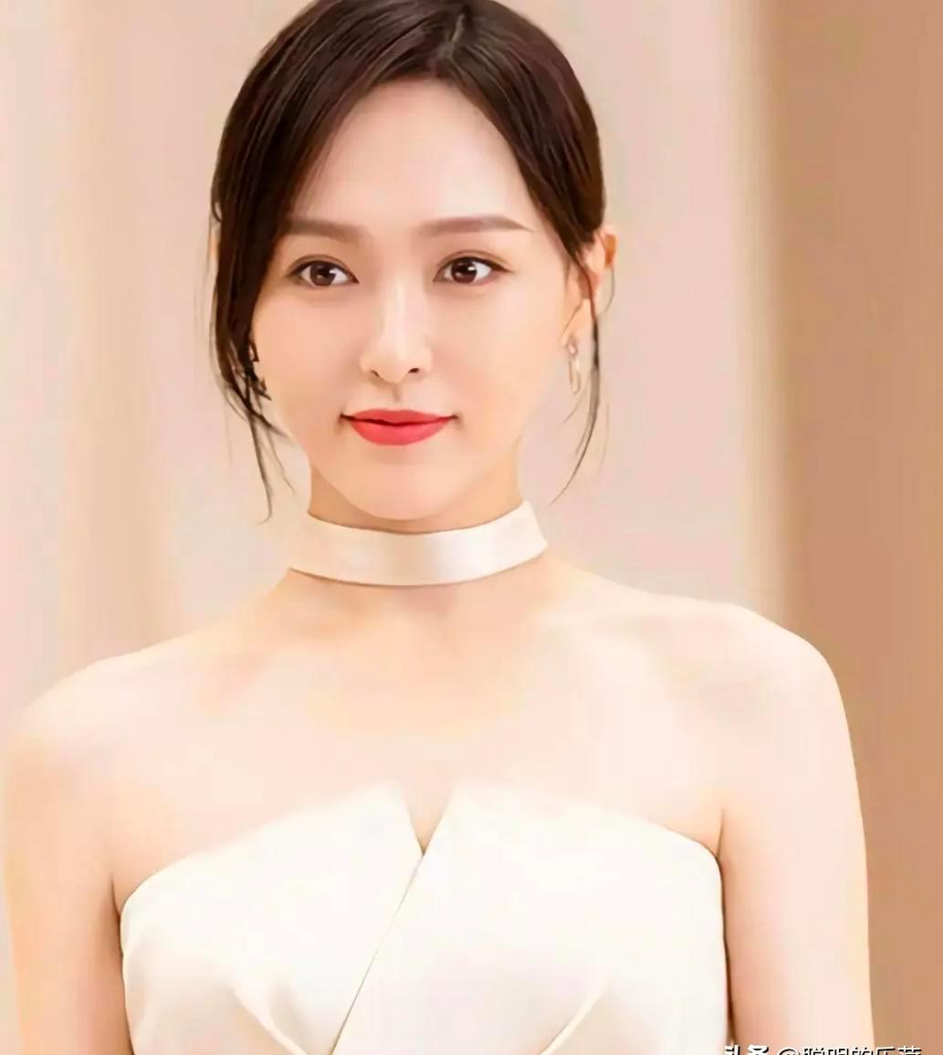 录音没真凭实据，嘴皮子一碰，全网炸锅。
王家卫没开口，秦雯先请了律师。
演员不是