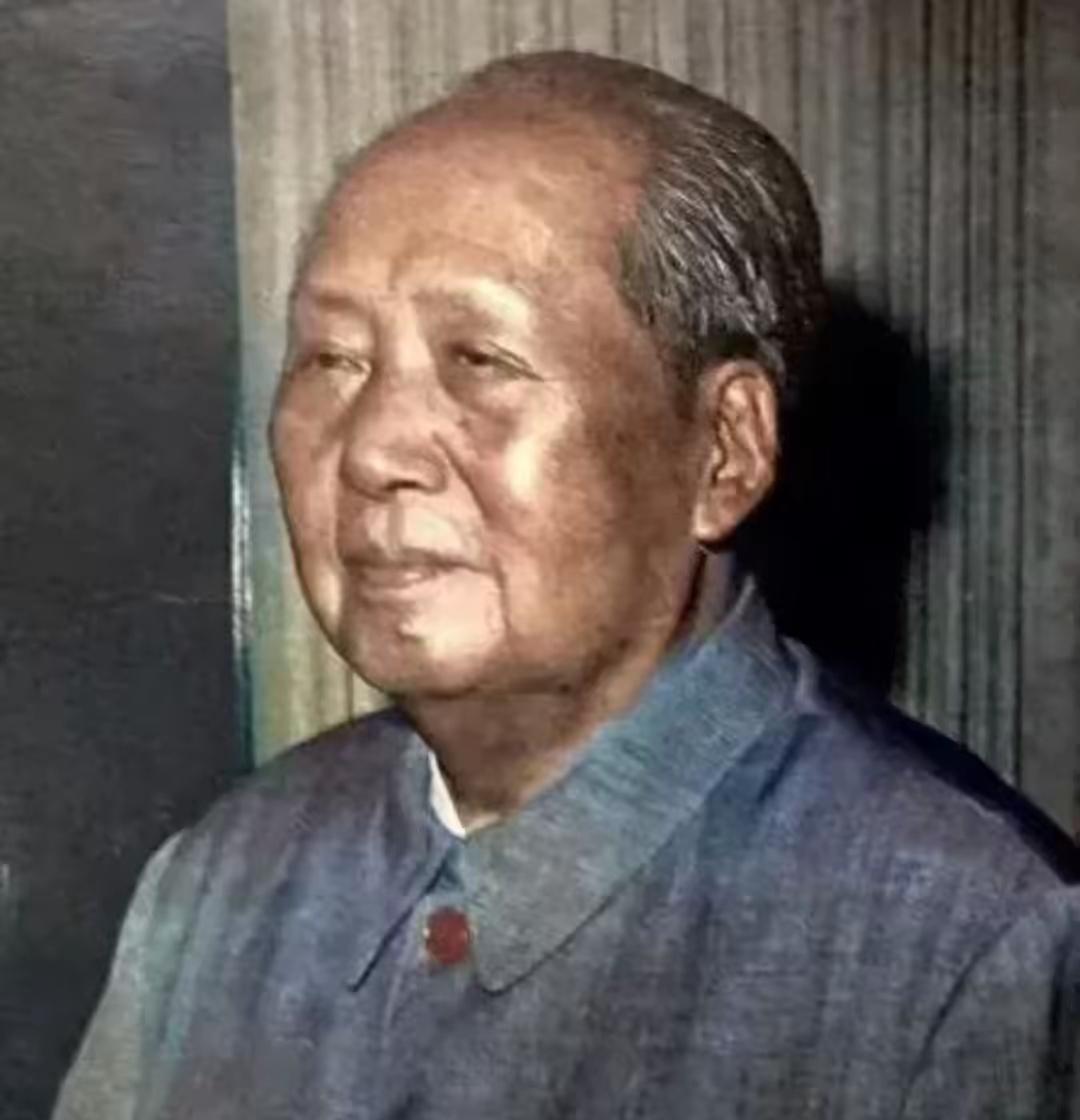 颠倒伟大与平庸，是对历史的亵渎，更是对民族精神的伤害。毛主席的伟大功绩，是历史铁