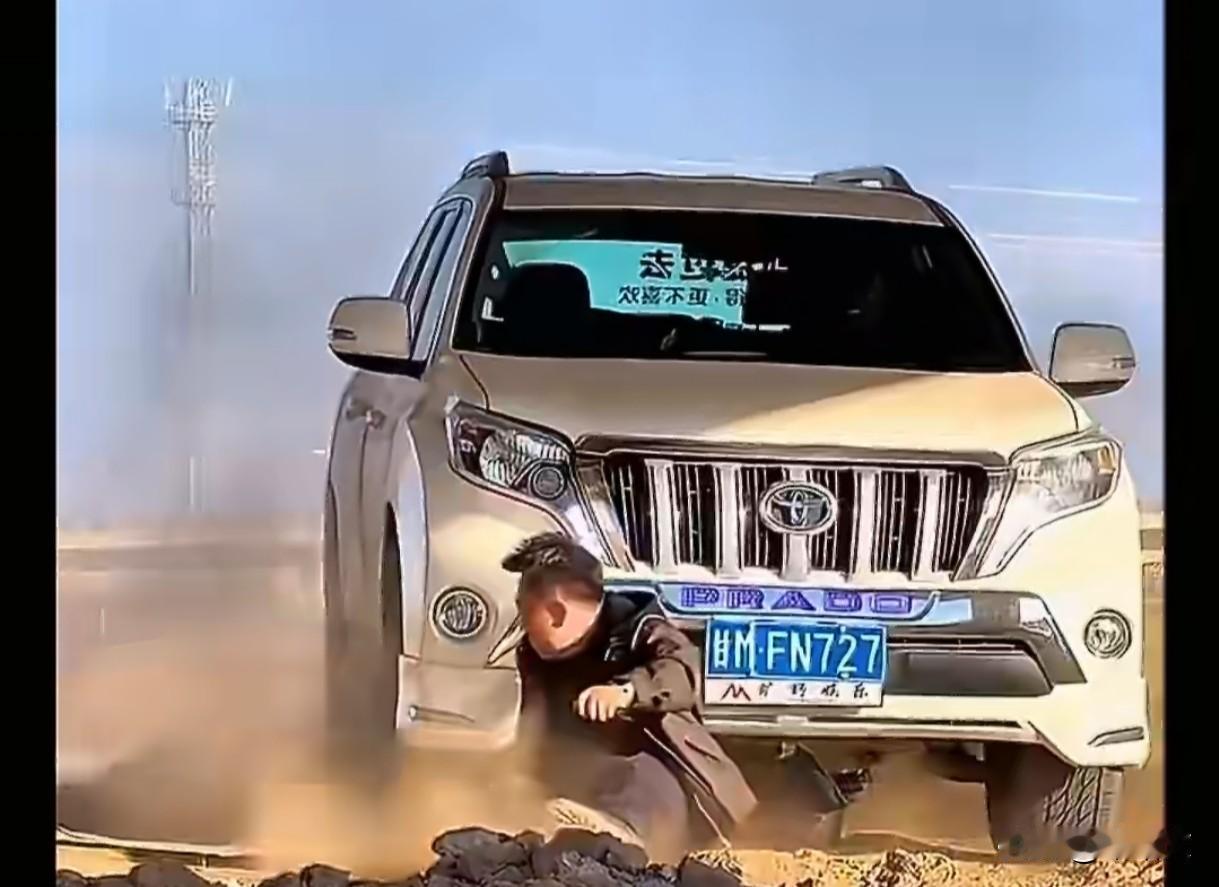 越野车冲坡碾压自拍者脊椎！酷炫挑战变终身瘫痪，这些致命风险千万别忽视！
 
越野