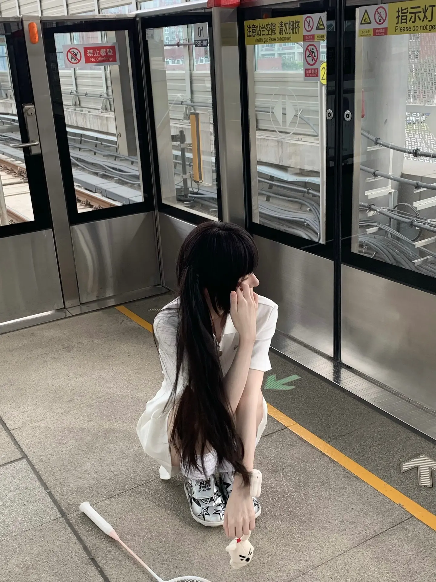 下楼吧，我带球拍了