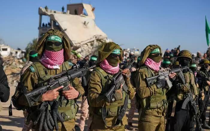 这次中东打仗，哈马斯的做法让人没想到。它没出兵帮伊朗，还决定交出几千支自动步枪。