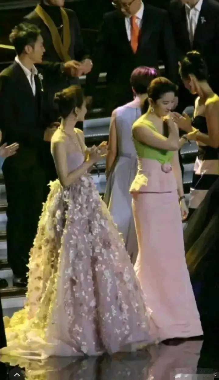 刘诗诗刘诗诗 给新粉科普一下2016年的慈善芭莎夜，几年过去了也不能岁    月