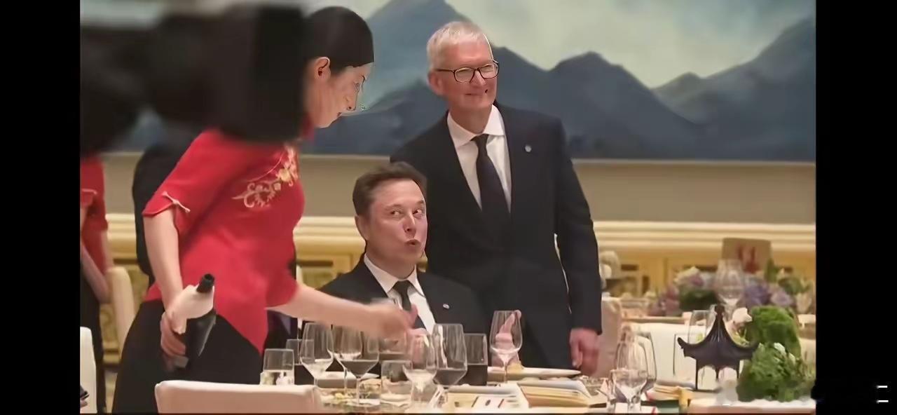 马斯克调皮，偷看女服务员，眼睛都直了，还一本正经… 