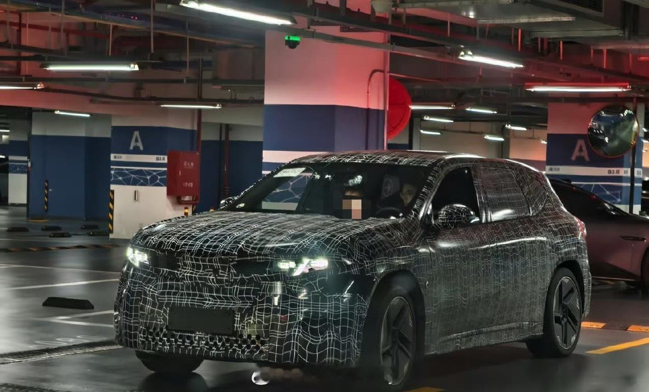 宝马ix3长轴距测试车现状确实第二排拉长了好多感觉都能加一个侧滑门另外辅助驾驶还