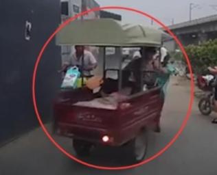 泪目！河南18岁少女街头飞奔救人，这一推，推开了生死距离
 
河南街头的这一幕，