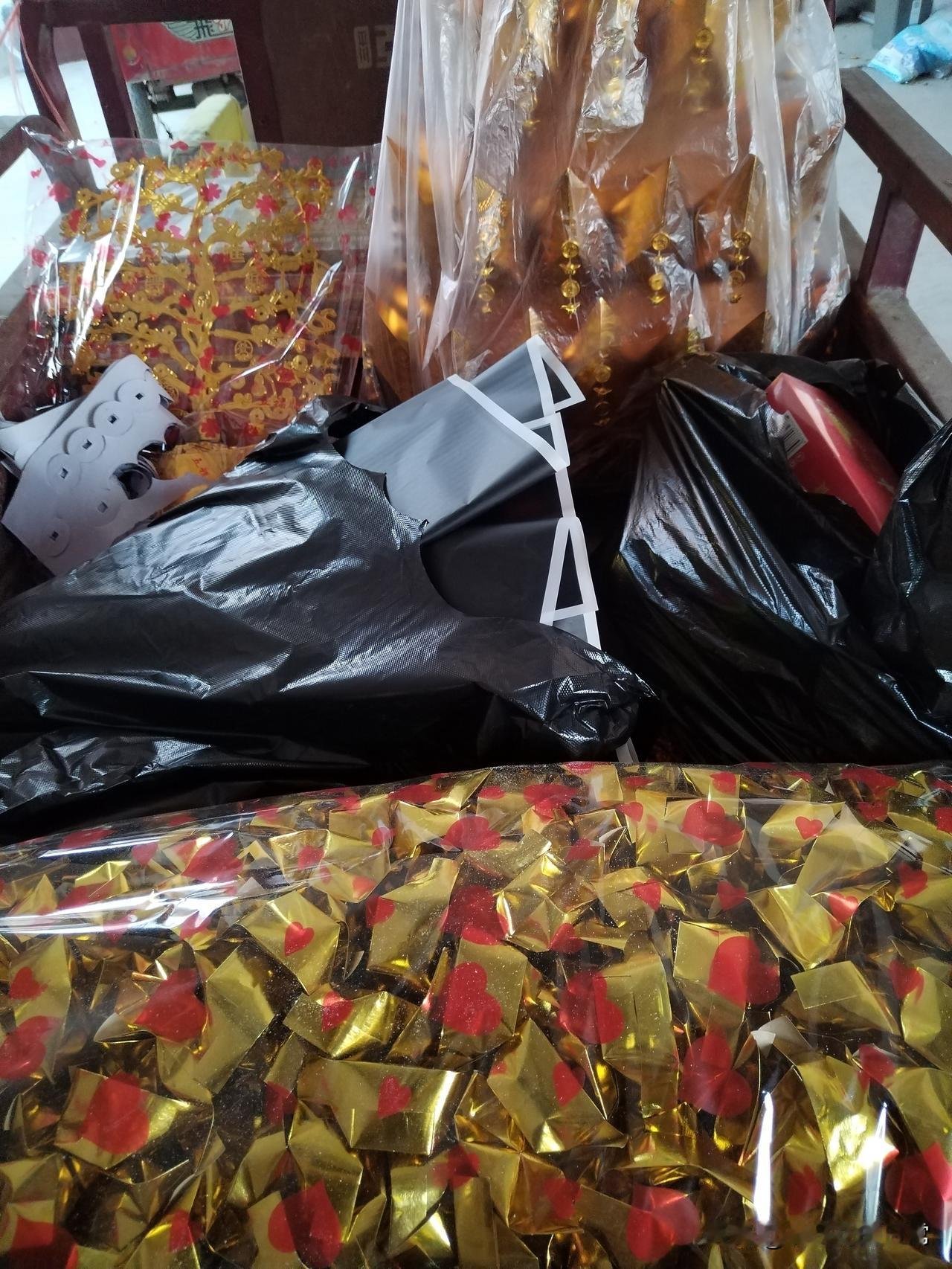 快清明了，回家上坟，我们就像赶台口的一样。18日在镇江，19日到河南，20日到山
