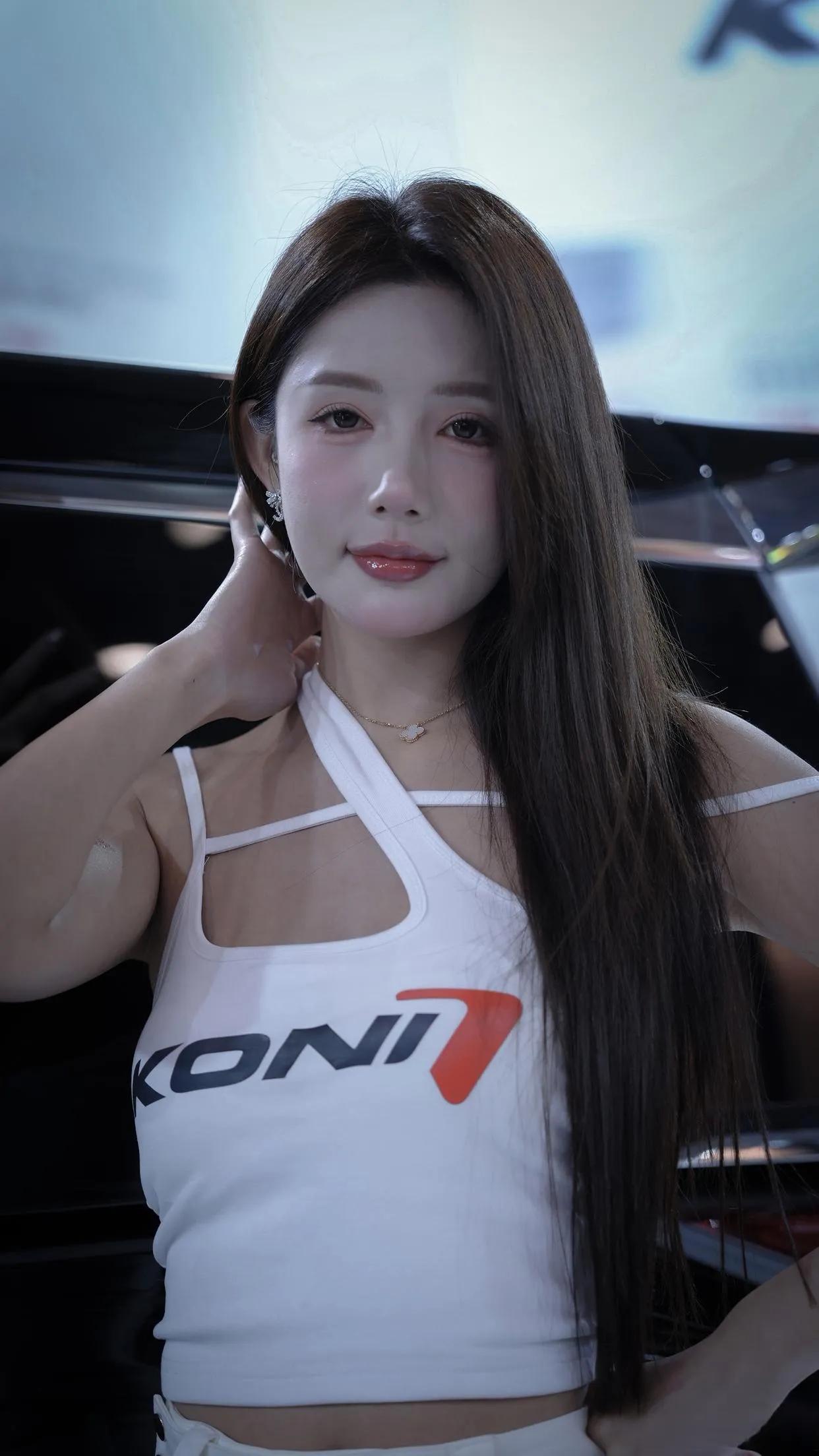 什么样的穿搭可以成为气质女神? 
美女身着简约却不失设计感的抹胸上衣，搭配经典黑