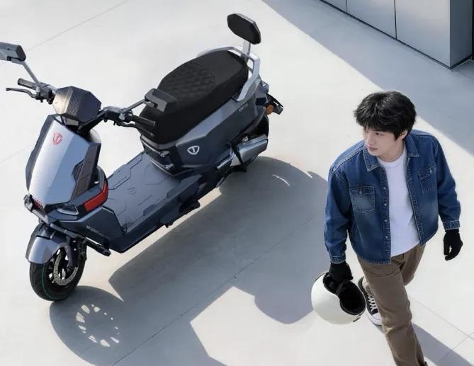 上周末去车行，老板指着台铃那款新车跟我说：你信不信，这车再卖两个月，雅迪和爱玛就