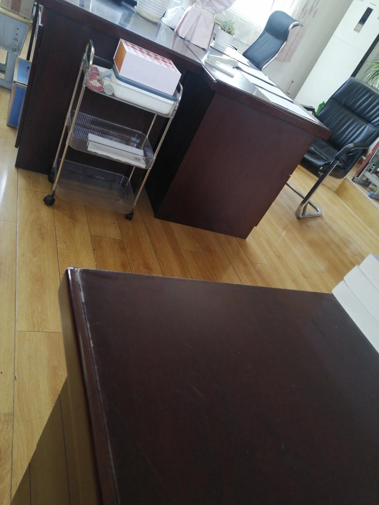 办公室有个同事彭老师，年过半百，间歇性失忆，犯病时会有那么几分钟的时候，啥都想不