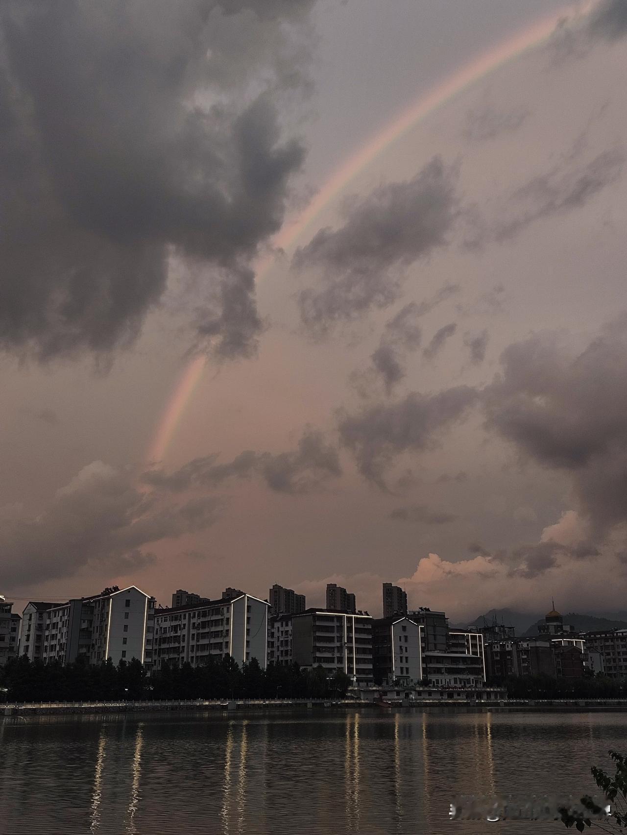 《有一种气场，叫“我不需要你认可”》
那年秋天，我跟着一位前辈去参加行业聚会。满