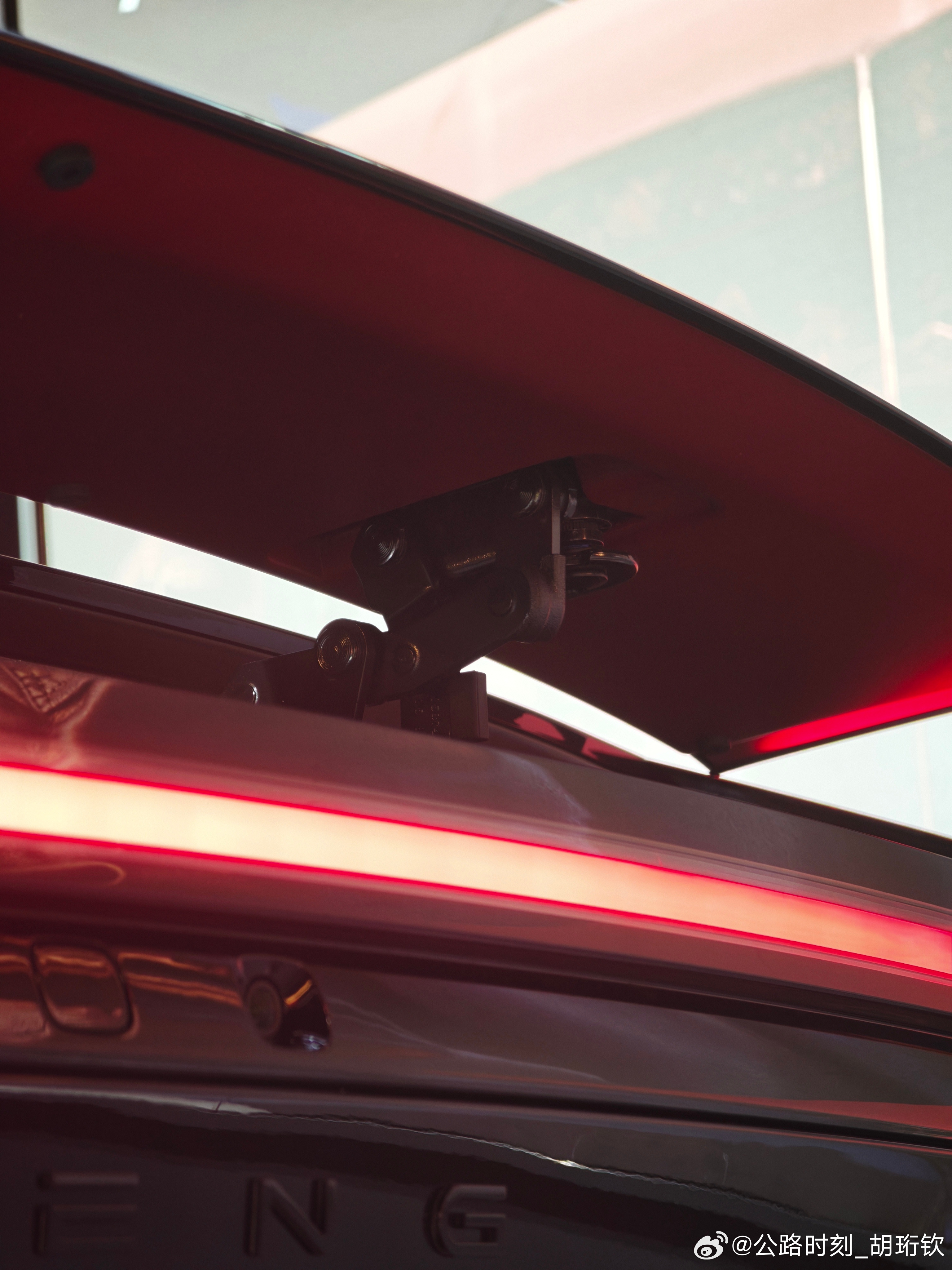 P7新黑色的尾翼底板是红色的！这不就是时尚圈的红底高跟鞋！汽车圈的Christi