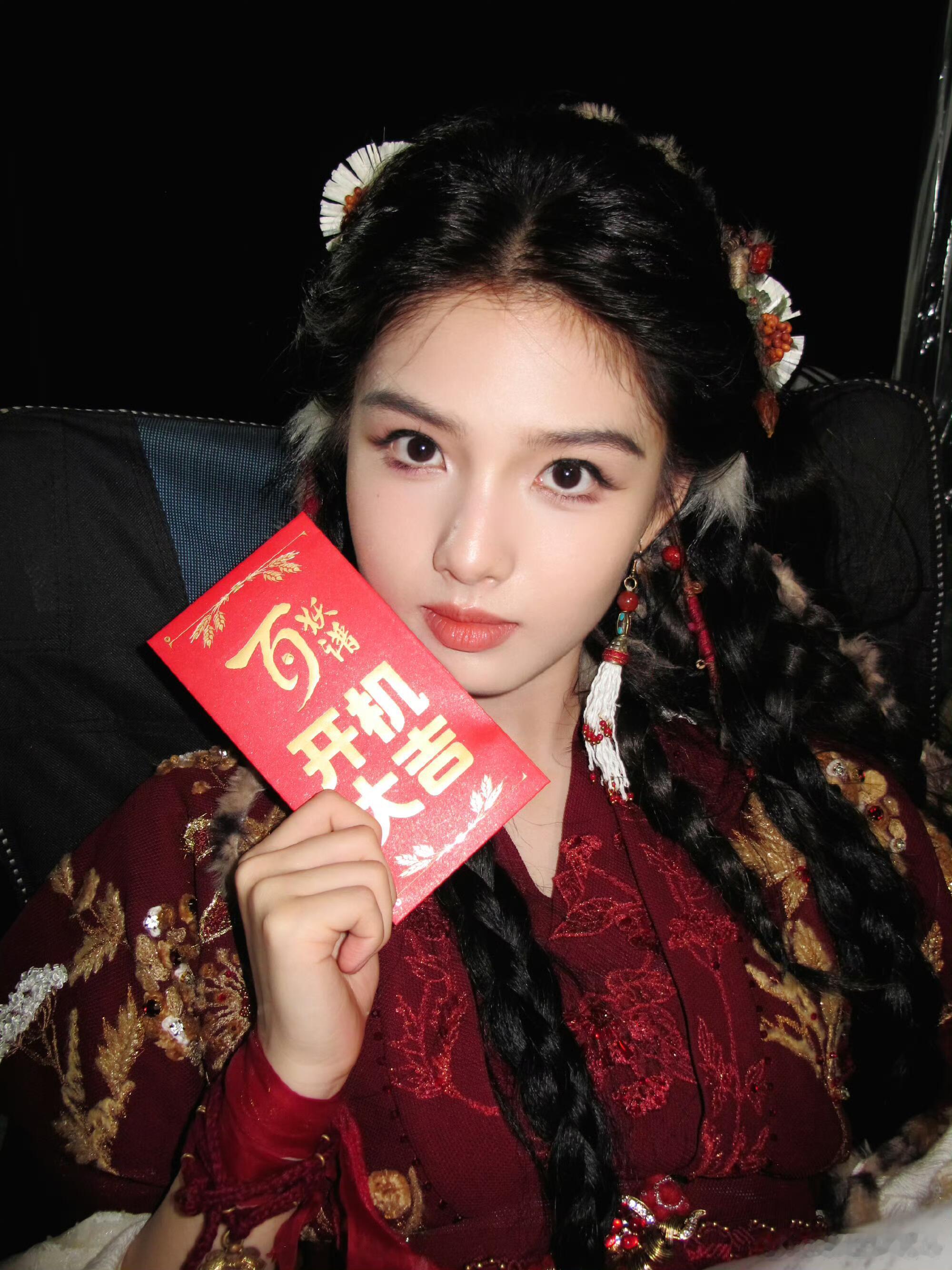 郭敬明把艾米婴儿肥减没了《百妖谱》刚开拍的时候，艾米还是圆圆脸有点婴儿肥现在下颌