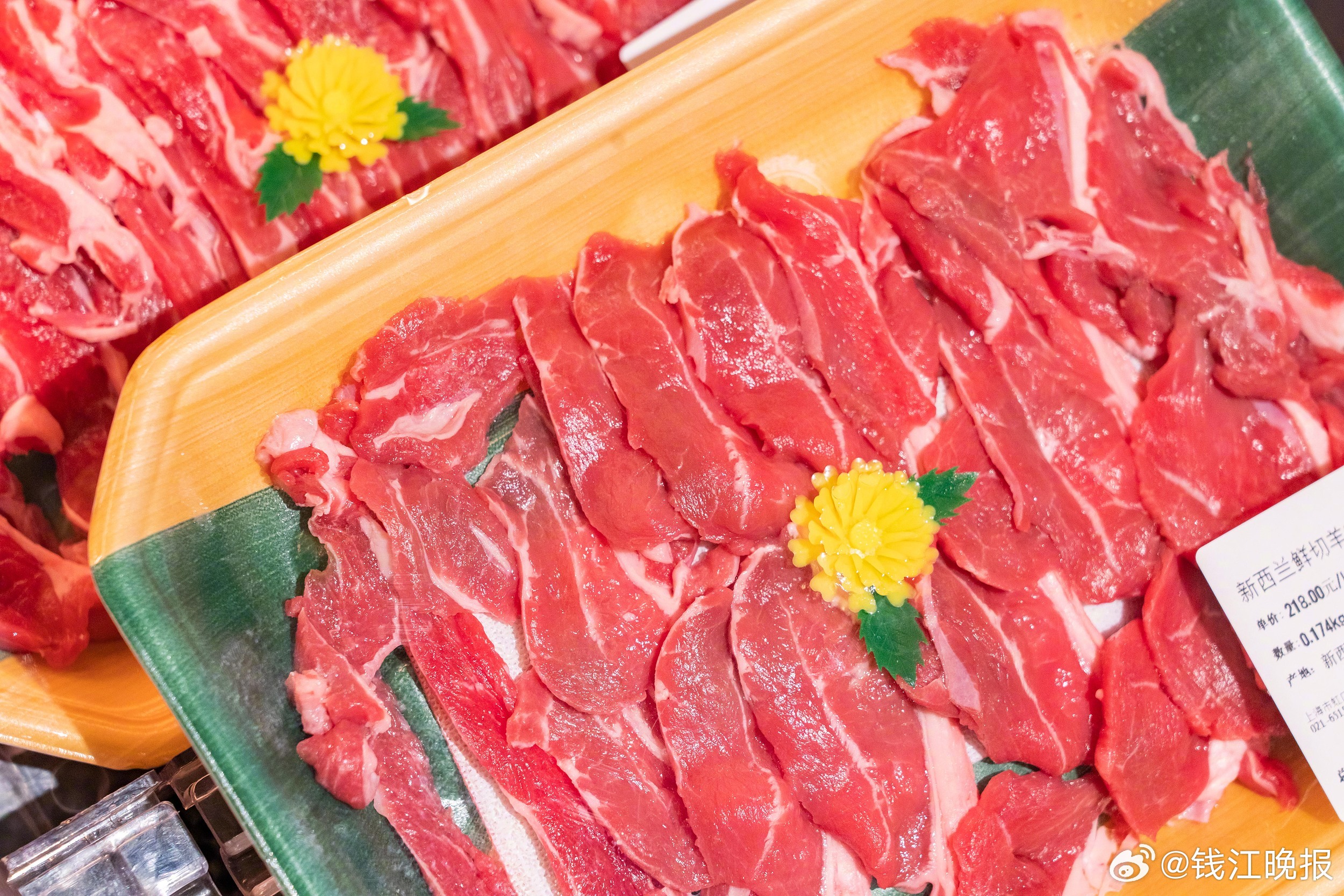 #警惕商家将解冻肉伪装成进口冷鲜肉# 【#市面上不存在进口冷鲜牛肉#】商超冷鲜柜
