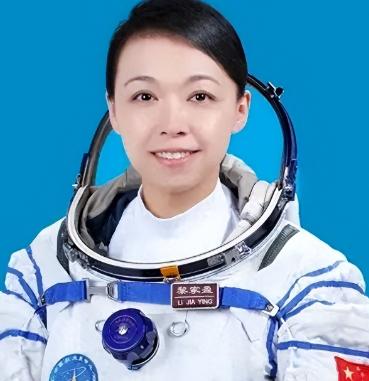 神舟二十三号升空引舆论撕裂！首位香港女航天员黎家盈遭无端网暴，偏见裹挟恶意的背后