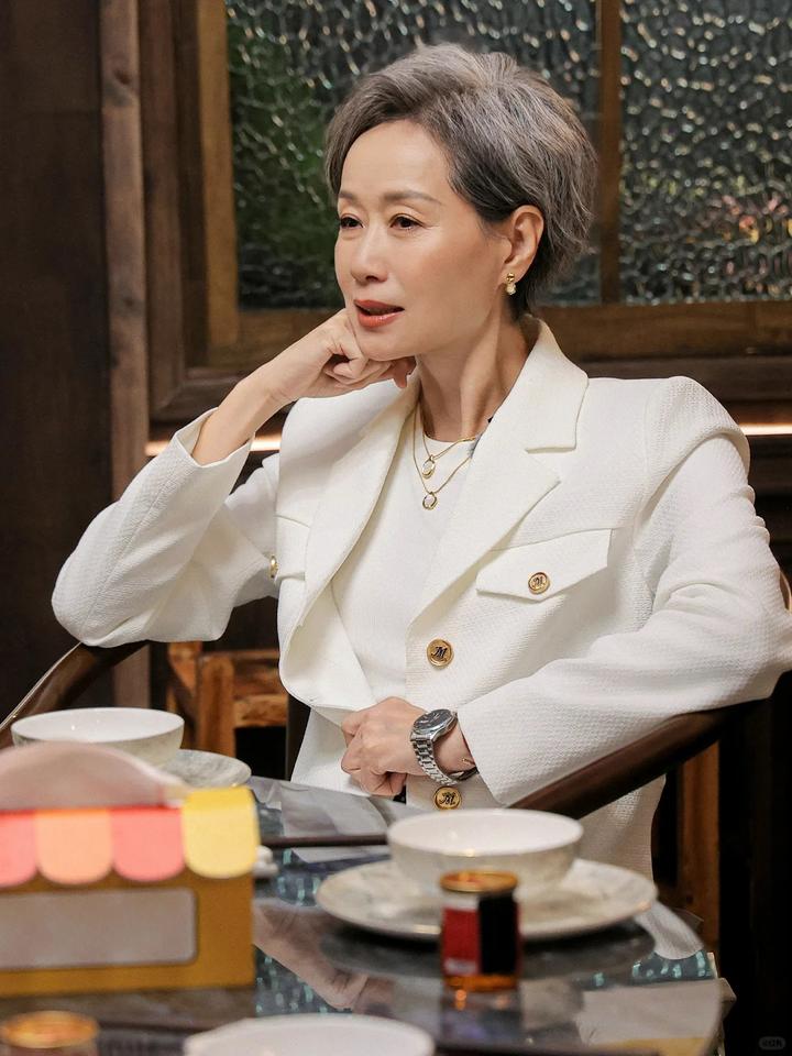 给所有女人都提了个醒62岁的叶童在节目里的一句话，戳中了很多女人的心 事
不是什