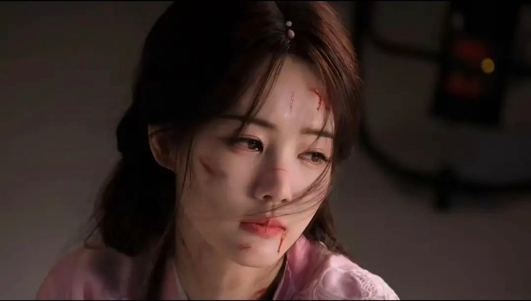 李一桐这个样子真的有点幻视白鹿了 ​​​