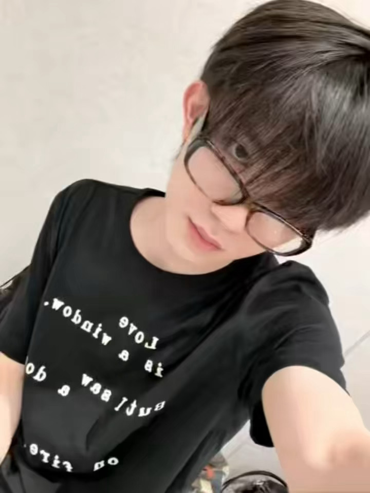苏新皓戴眼镜真的不呆，很A苏新皓