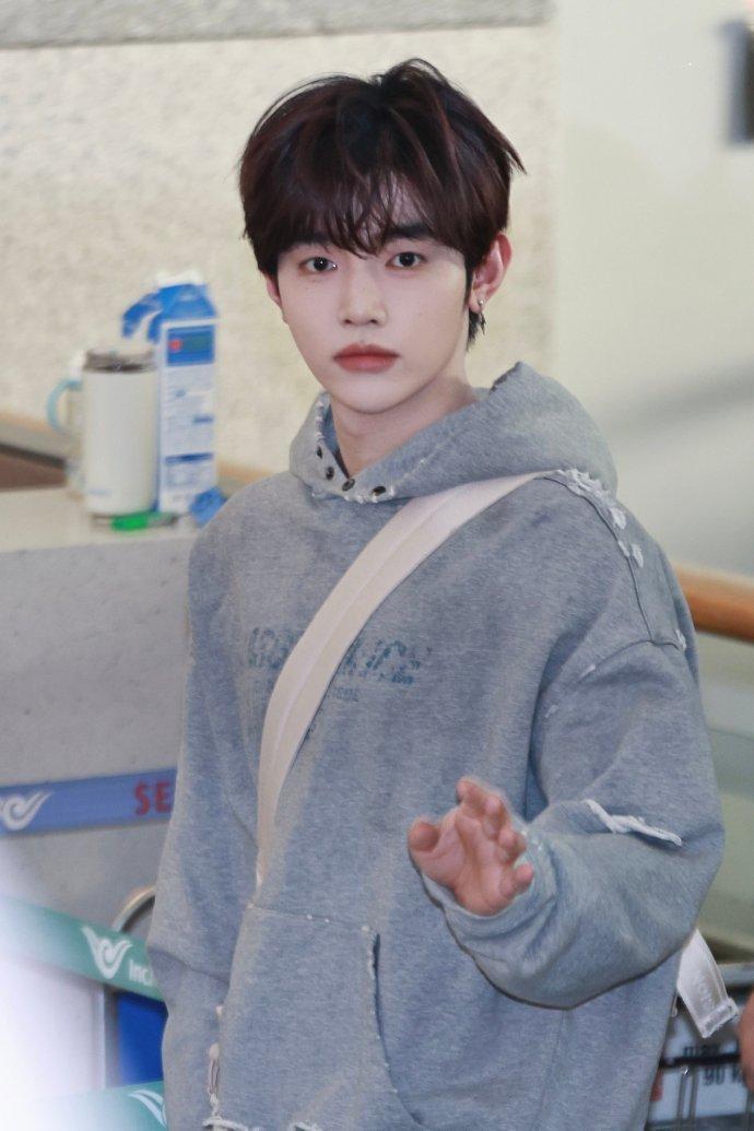 章昊灰色破洞卫衣look，章昊今日机场路透 