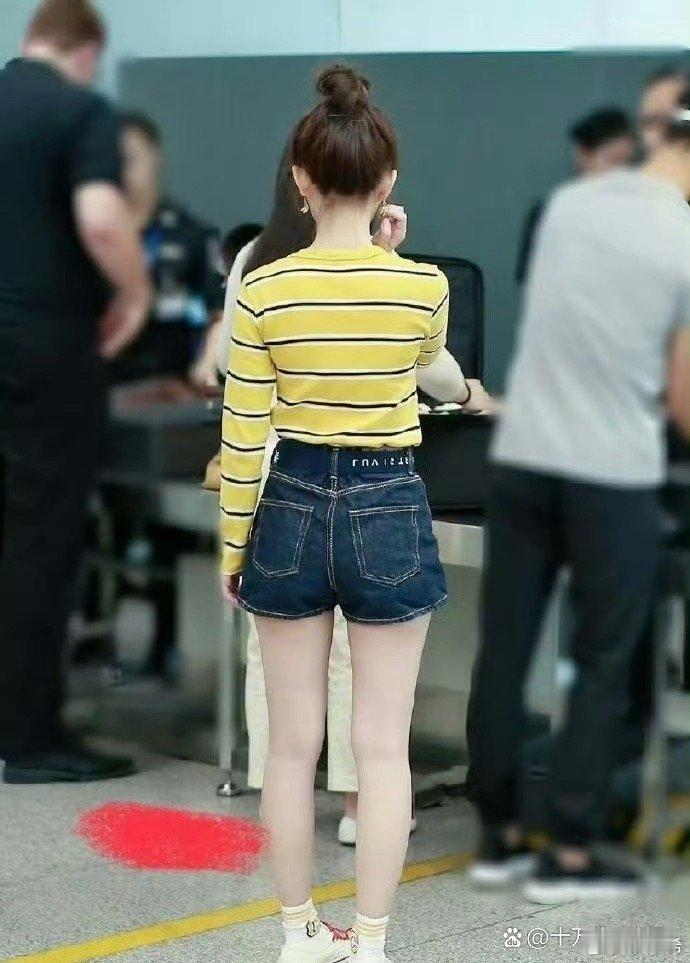 鞠婧祎这么瘦了，腿看着还粗呀。 ​​​