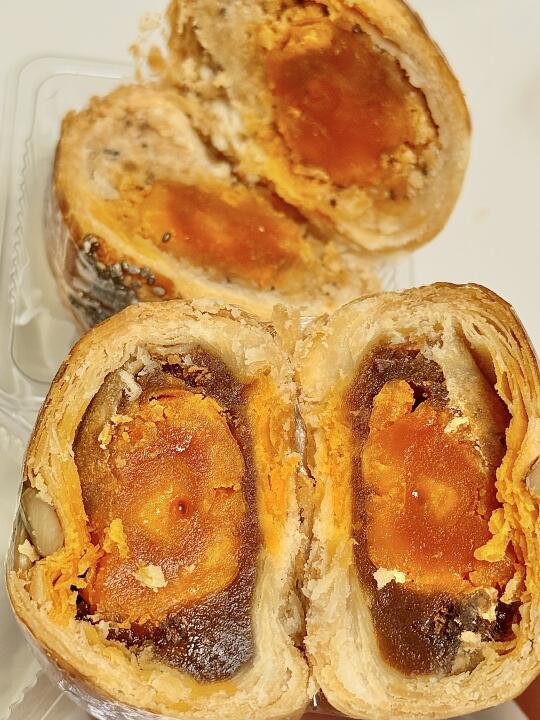 酥酥酥😍这蛋黄酥…香到姥姥家😅