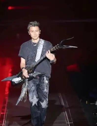 谢霆锋7月25日演唱会照常举办，网友：不是因为敬业，是因为他真的缺钱 