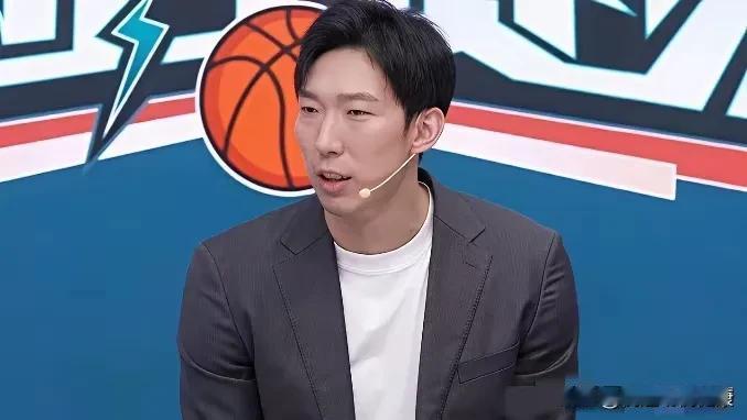 中国男篮杀进决赛，周琦却在镜头前强颜欢笑，这尴尬谁懂？

昨天中国男篮和新西兰的