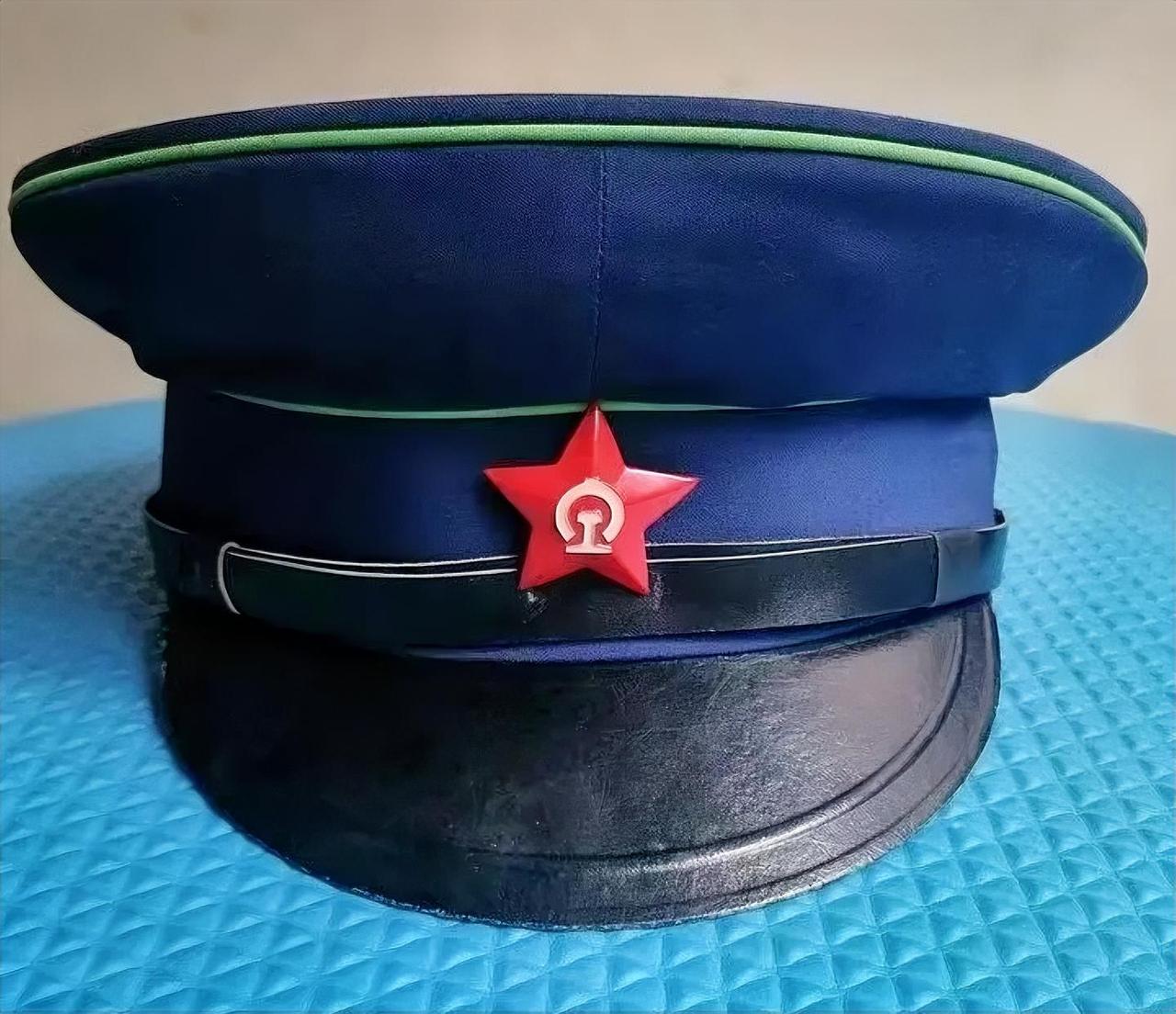 上世纪六七十年代的铁路工人大盖帽