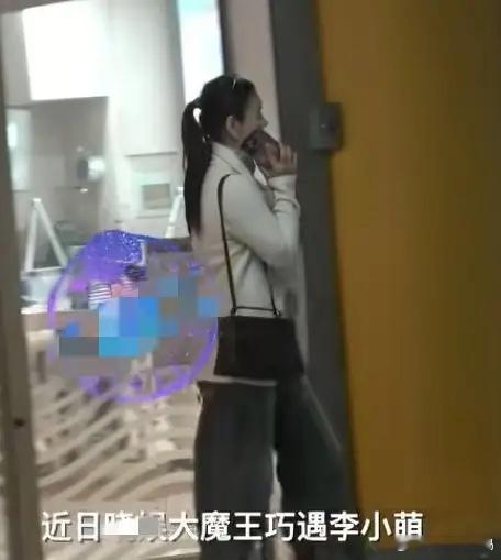 40岁李小萌北京逛街，开五六百万劳斯莱斯，王雷大连富二代不差钱！ 