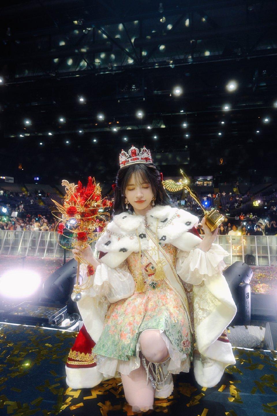 杨冰怡连续两年第一杨冰怡蝉联第一SNH48青春盛典 恭喜水水蝉联第一！连续两年稳