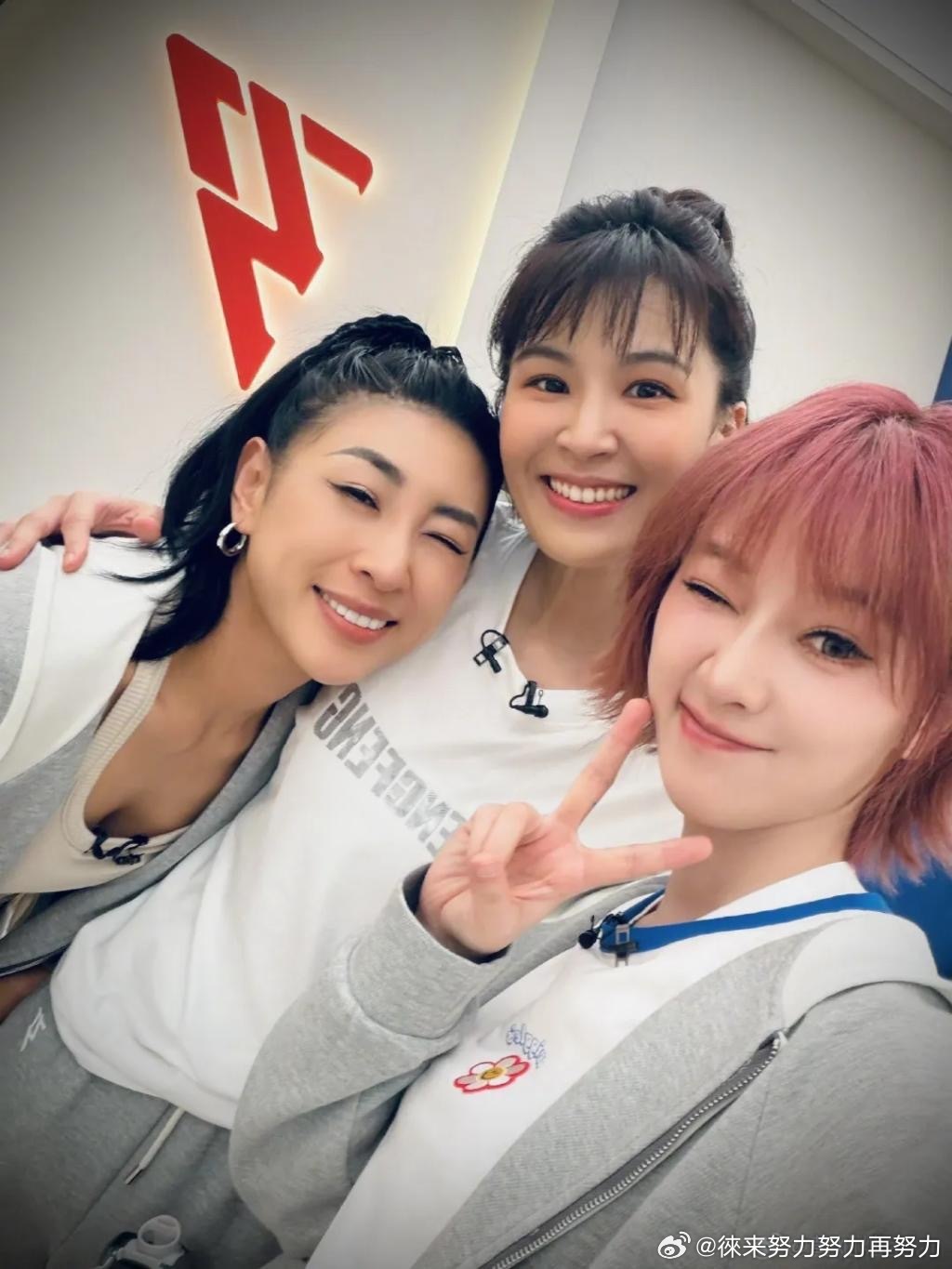 曾沛慈用0秒混入便利贴三人组乘风衍生综艺《时光机》猜谜环节，李小冉、王濛、唐艺昕