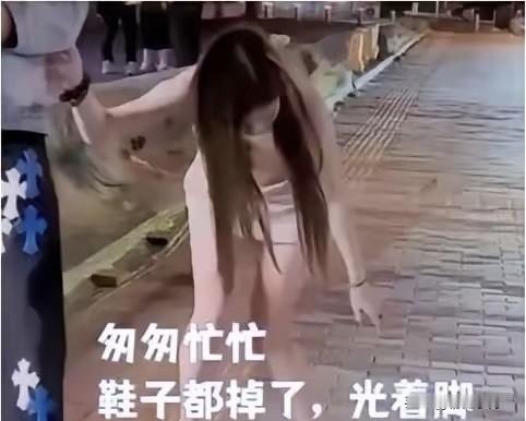 3月初某夜店门口，那名外籍男子满脸嫌弃地甩手，硬是将女子的鞋子都给甩飞了，可这女